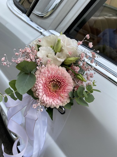 Blumenschmuck für das Auto